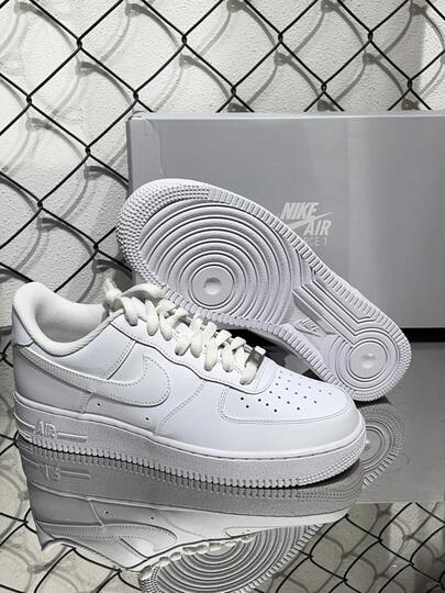 Nike White Casual Lace-Up Shoes – Classic Minimalist Sneakers For Men And Women