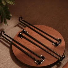 طاولة جانبية دائرية قابلة للطي بتصميم بسيط مع سطح طاولة بملمس الخشب الصلب، تصميم صينية غائرة مقاومة للانسكاب، دعامة حديدية فنية قوية، متعددة الاستخدامات للمنازل ذات المساحات الصغيرة. - لون عشوائي - مشاهدة 7