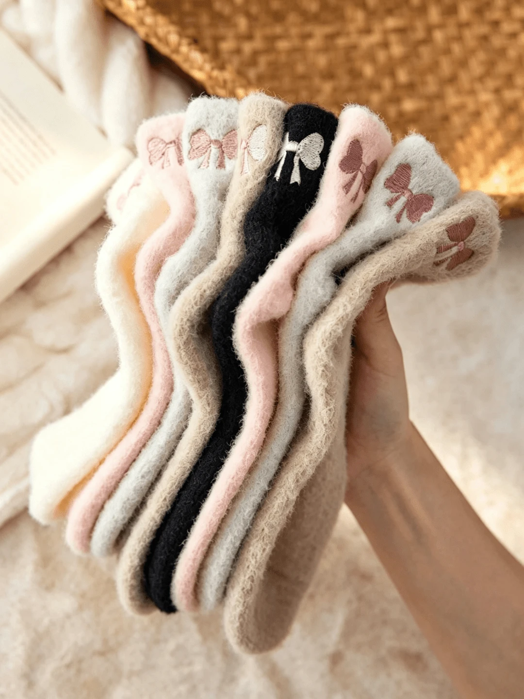 1/4/8 Pairs Women's White Plush Short Socks, Bow Pattern, Warm And Comfortable, Autumn/Winter Style, Random Color, Christmas Gift - Multicolor - View 1
