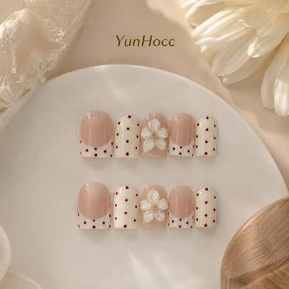 10 Peças Unhas Postiças Curtas Quadradas-Ovais Feitas à Mão Reutilizáveis, Base Nude Rosa Creme-Branco com Pontas Francesas de Bolinhas Vermelhas, Flores Brancas com Centro Dourado, Kit de Unhas Falsas Doce Retrô Feminino para Encontro, Chá da Tarde, Viagem & Uso Diário