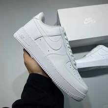 Nike نايك إير فورس 1 منخفضة الرأس بيضاء – أحذية رياضية أنيقة للرجال والنساء - أبيض - مشاهدة 8