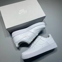 Nike نايك إير فورس 1 منخفضة الرأس بيضاء – أحذية رياضية أنيقة للرجال والنساء - أبيض - مشاهدة 2