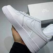 Nike نايك إير فورس 1 منخفضة الرأس بيضاء – أحذية رياضية أنيقة للرجال والنساء - أبيض - مشاهدة 3