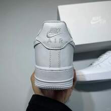 Nike نايك إير فورس 1 منخفضة الرأس بيضاء – أحذية رياضية أنيقة للرجال والنساء - أبيض - مشاهدة 4
