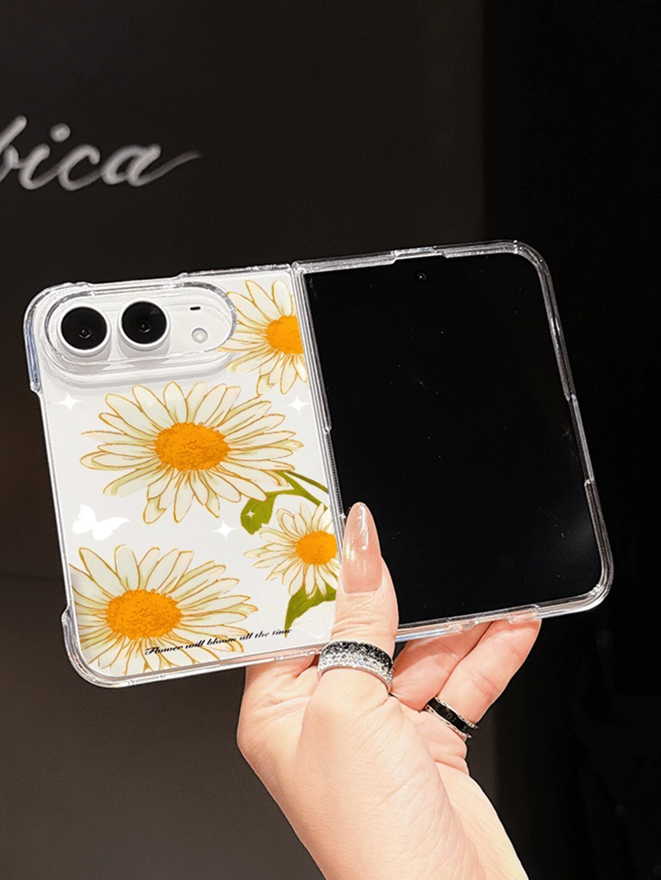 1 pc Casing Ponsel Lipat Elemen Bunga Daisy Bahan PC Transparansi Tinggi yang Modis, Lucu dan Simpel, Dapat Melindungi dan Mencegah Jatuh untuk: Samsung Galaxy Z Fold 8/ Duo - Clear - View 1