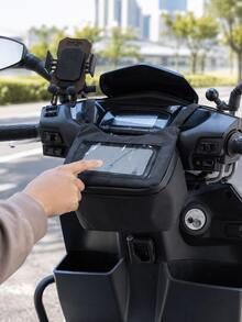 Motorcycle Handlebar Bag With Touchscreen Phone Window, Universal Front Storage Bag, GPS Navigation Phone Holder Pouch With Adjustable Shoulder Strap, Scooter Front Hanging Organizer For Motorcycle, Motorbike, Electric Scooter, 21 X 12 X 13 Cm - A - View 6