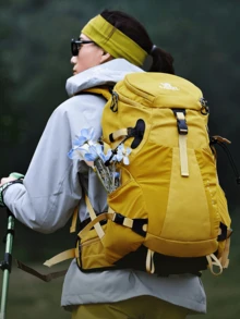 CAMEL CROWN 中性大容量輕量戶外背包，便攜式徒步登山背包，適合男女登山、健行、旅行使用 - 薑黃色 - 查看 3