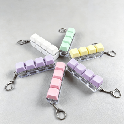 1 Stück 4-Tasten Tastatur Fidget Schlüsselanhänger Spielzeug, klickbare Mini-Tastatur Anhänger, bunter Taschenanhänger, sammelbares kleines Spielzeug, Feiertags-Partygeschenk für Teenager & Erwachsene