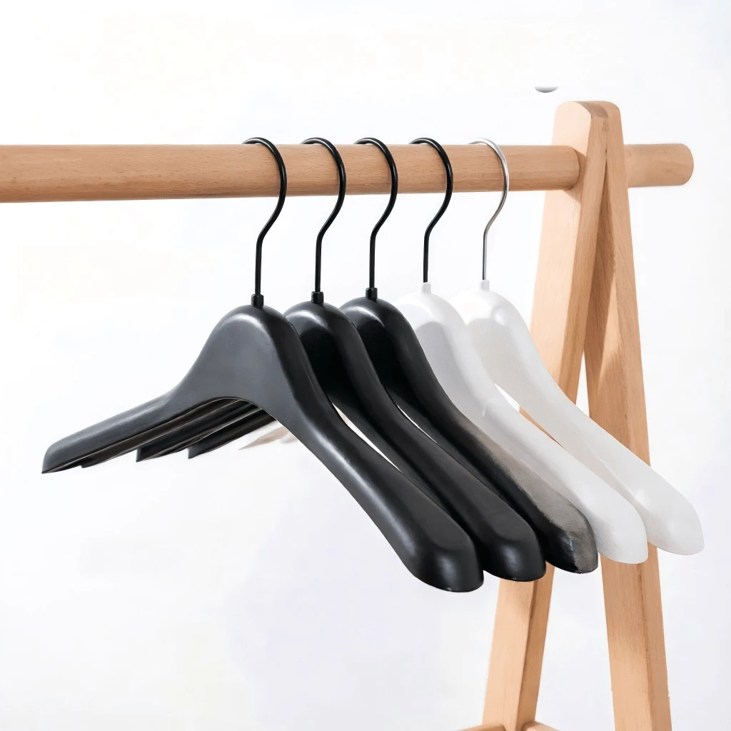 4pcs Black & White Non-Slip No-Mark Hangers Set, Shoulder Textured Design Prevents Clothes Slipping, Home Closet Storage Hanging Rod, Black & White Minimalist Style, Strong Load-Bearing Not Easy To Break, Durable Anti-Fall No Pilling - View 1