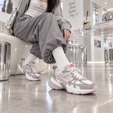 NIKE V2K Run 女款千禧復古慢跑鞋 粉色與灰色柔和配色 都市時尚穿搭 HV5997-161 - 灰粉紅色 - 查看 2