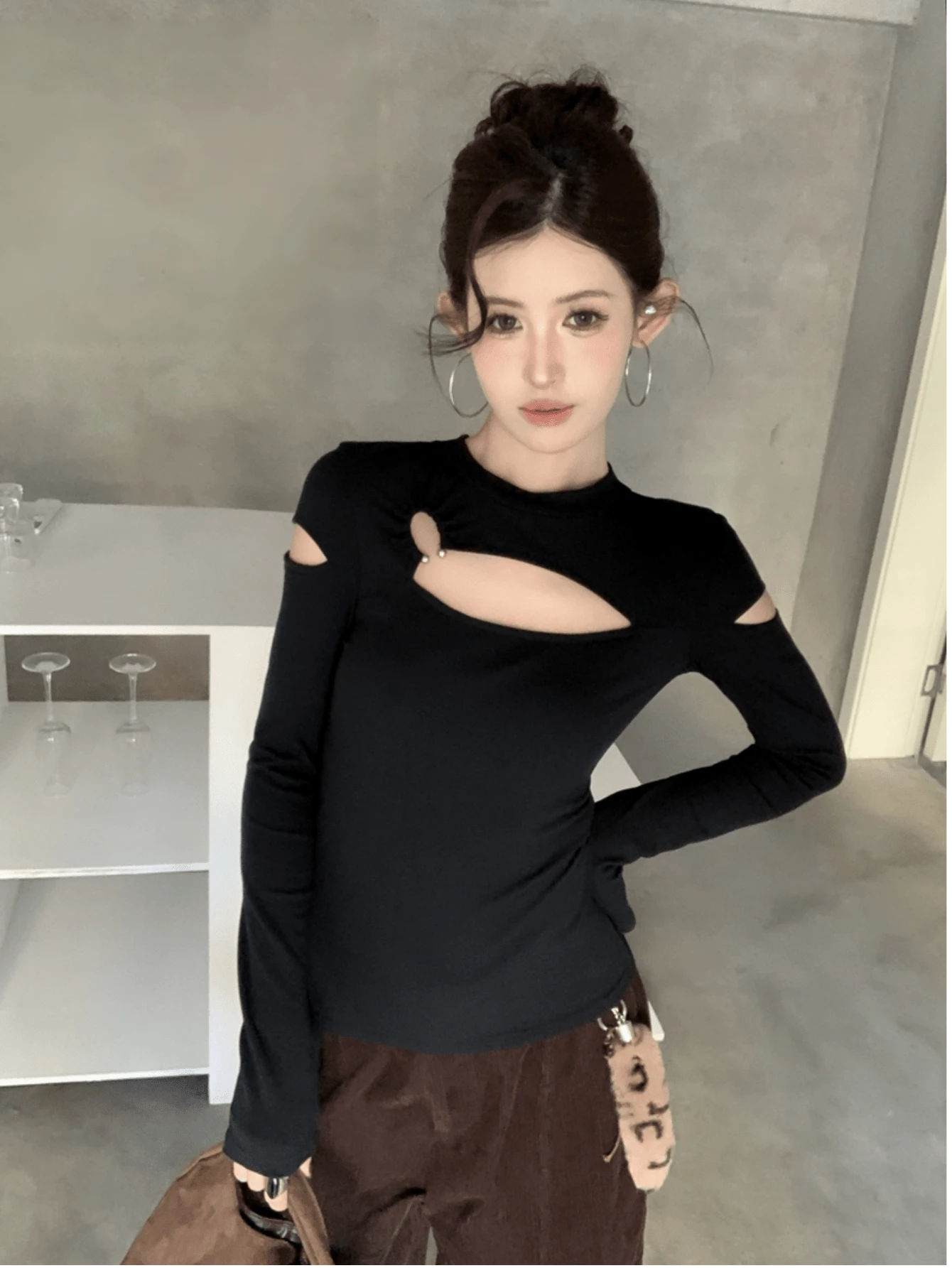 女款黑色鏤空長袖上衣，針織圓領常規袖，中等彈性秋季穿搭