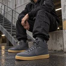 NIKE Court Borough Mid Winter 男款深灰色中筒休閒鞋 Lunarlon 緩震 棕色橡膠鞋底 AA0547-001 - 灰色 - 查看 2