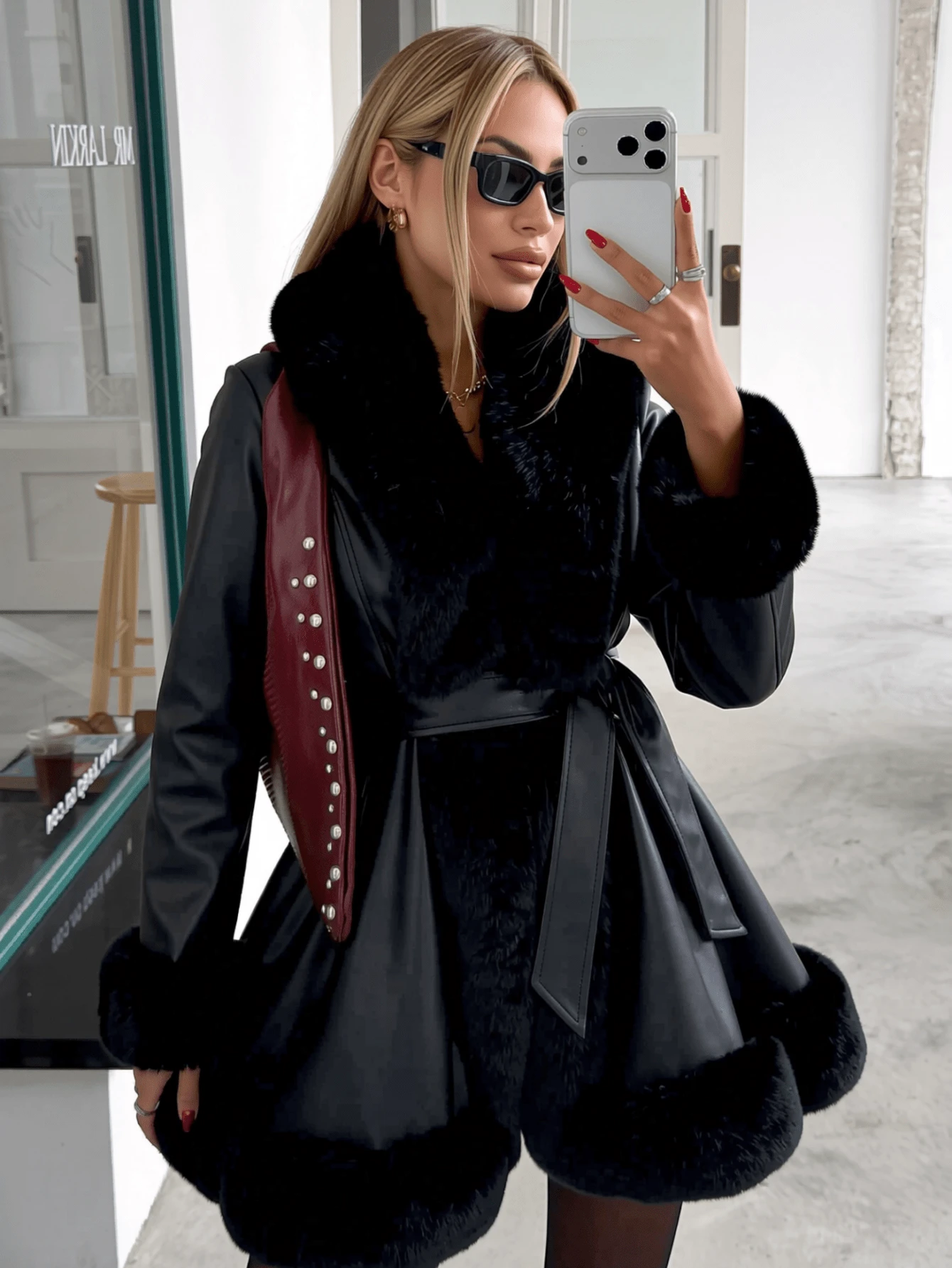 Giolshon 女士 PU 皮革夹克,带人造毛皮内衬、兜帽和腰带 - 简约时尚,适合秋冬季节,黑色优雅款 - 黑色 - 查看 1