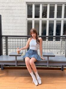 女款休閒百搭牛仔迷你裙，附口袋、鈕扣與百褶設計 - 淺色水洗藍 - 查看 6