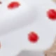 Blanco con puntos rojos