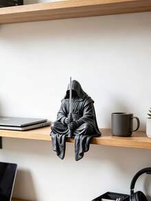 Patung Penjaga Berkerudung Tanpa Wajah Cetak 3D untuk Rak Buku/Rak Dinding/Tepi Monitor, Desain Jubah Abstrak Orisinal, Figur Tanpa Wajah dengan Kaki Terentang, Pelindung Meja Meditasi Sci-Fi, Dekorasi Minimalis untuk Kantor, Ruang Belajar, Ruang Bermain Game, Hadiah Kreatif untuk Pria - Patung Penjaga Bertudung Tanpa Wajah yang Duduk - View 2
