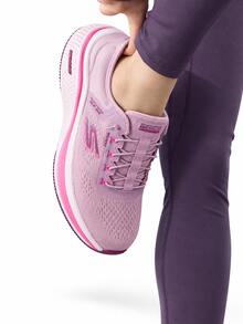 Skechers Sepatu lari slip-on GO RUN wanita tanpa tali, bagian atas berbahan jala yang bernapas, dan bantalan untuk bepergian. - Berwarna merah muda - View 2