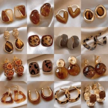 10pcs Coffee Amber Stud Earrings For Women, Luxury High-End Niche Design Pearl Earrings (Random Pattern) - Gold - View 1
