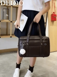 Dedoo 女款純色人造皮革JK托特包，多口袋附毛球吊飾，大容量，日系校園風，適合上學、Cosplay、青少年女孩 - 棕色 - 查看 1