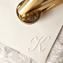 Sello de relieve personalizado con iniciales, sello de relieve personalizado para sobres de boda, sello de relieve de monograma de letra, sello de relieve para invitaciones, sello de relieve para servilletas - Dorado - Ver 7