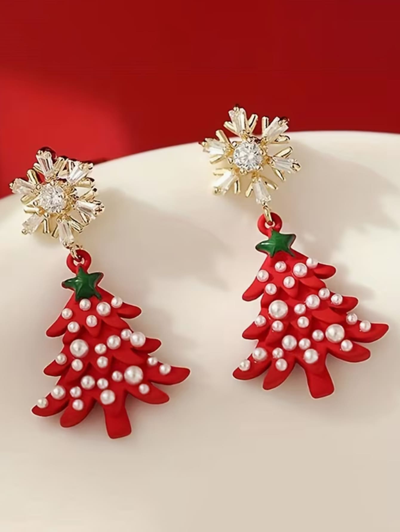 A Pair Of Christmas And New Year's Stylish Party Snowflake Festive Christmas Tree Earrings - Red - View 1
