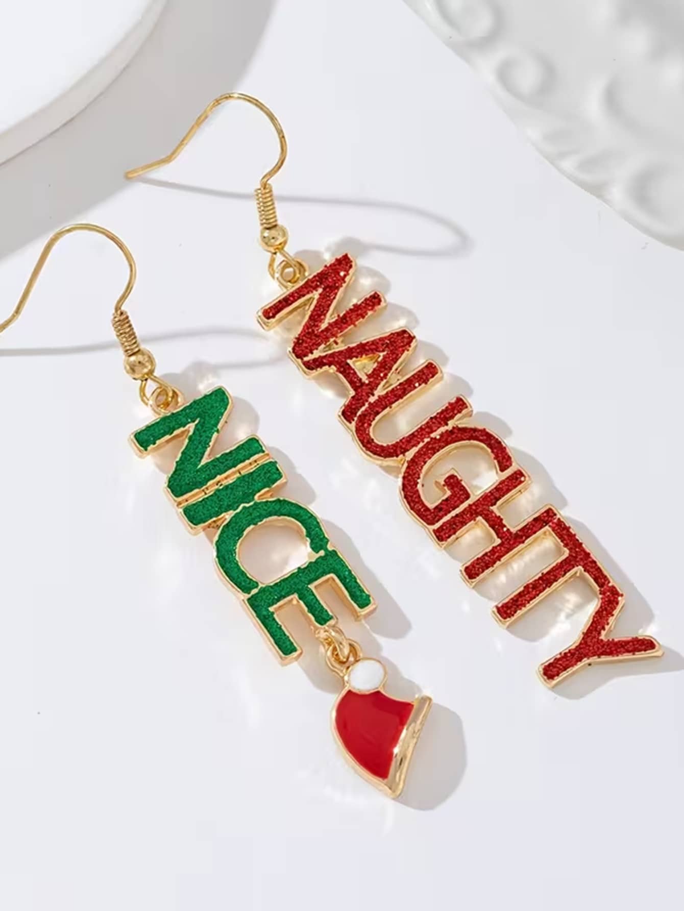 1對 Naughty & Nice 金色亮面聖誕字母吊墜耳環,附聖誕帽吊飾,不對稱紅綠聖誕配色,適合女孩,節日派對禮物 - 彩色 - 查看 1