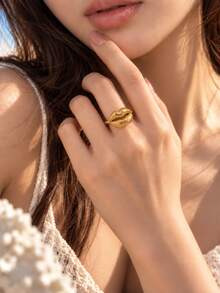 Statement Ring Gold Tone Lips Shaped Textured Ring, Single Band Closed Lip Design, Exaggerated Vintage Style Women's Ring, Suitable For Party, Date, Vacation And Daily Wear - Gold - View 2
