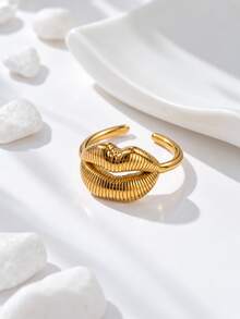 Statement Ring Gold Tone Lips Shaped Textured Ring, Single Band Closed Lip Design, Exaggerated Vintage Style Women's Ring, Suitable For Party, Date, Vacation And Daily Wear - Gold - View 3