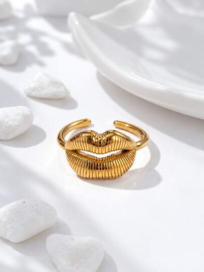 Statement Ring Gold Tone Lips Shaped Textured Ring, Single Band Closed Lip Design, Exaggerated Vintage Style Women's Ring, Suitable For Party, Date, Vacation And Daily Wear