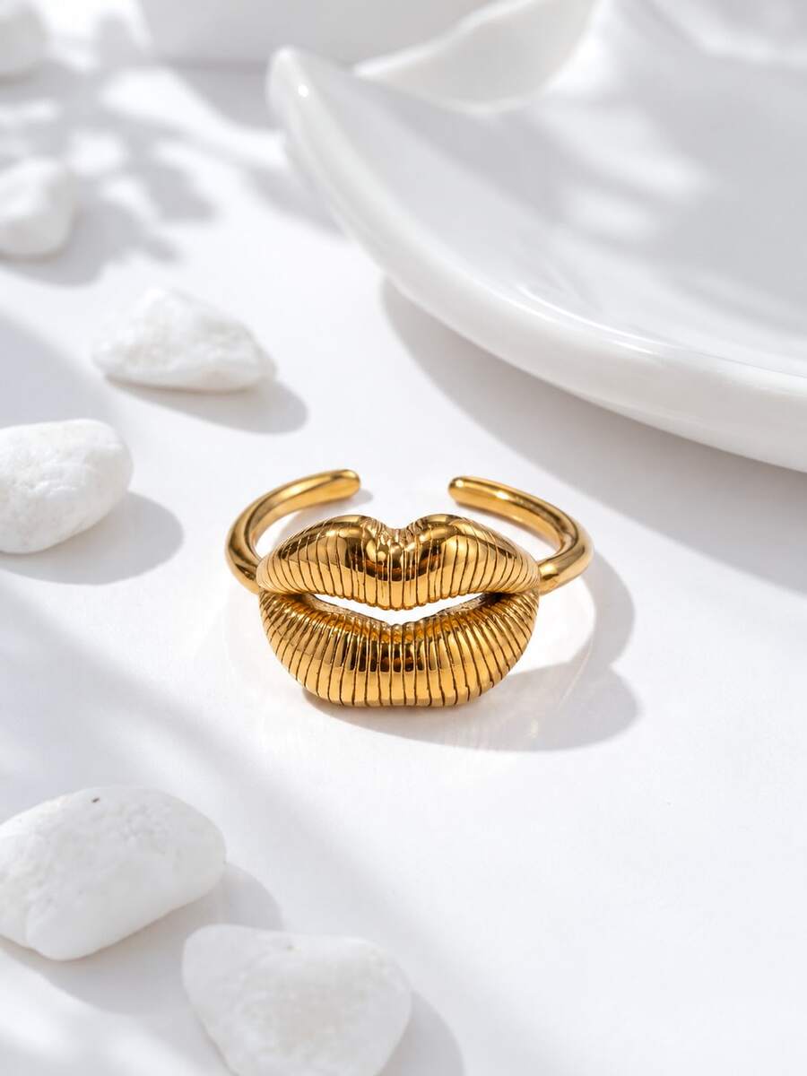 Statement Ring Gold Tone Lips Shaped Textured Ring, Single Band Closed Lip Design, Exaggerated Vintage Style Women's Ring, Suitable For Party, Date, Vacation And Daily Wear - Gold - View 1