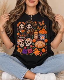 Camiseta estampada para mujer Personajes de calaveras caricatura Detalles naranjas con mariposas y flores Composición múltiple Estilo ilustrativo Manga corta femenina,Día de Muertos - Negro - Ver 8