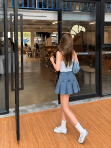 女款休閒百搭牛仔迷你裙，附口袋、鈕扣與百褶設計 - 淺色水洗藍 - 查看 3