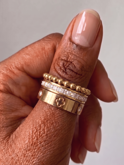 Juego de 3 piezas Elegante y Exquisito Anillo de Acero Inoxidable Chapado en Oro de 18K con Trébol de Cuatro Hojas y Strass Completo, Resistente al Agua y al Sudor, Anillo de Cuentas Doradas, Regalo de Joyería para Novia/Mejor Amiga, Accesorio Unisex, Adecuado para Uso Diario, Oficina, Citas, Reuniones, Fiestas, Salidas, de Moda y Versátil