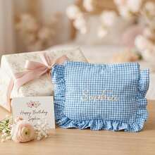 個性化荷葉邊化妝包（可客製姓名）、客製刺繡化妝收納包、格紋旅行盥洗包、女士禮物、字母刺繡化妝收納盒、化妝包、旅行化妝收納包、刺繡化妝包、伴娘禮物、女士盥洗包、旅行收納包 - 彩色 - 查看 3