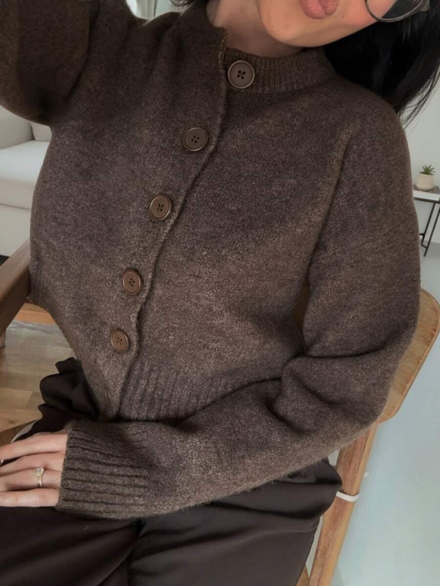 女款棕色 Y2K 風格圓領長袖針織開襟衫，休閒寬鬆慵懶版型，優雅簡約日常秋季外套