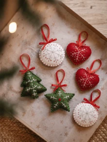 Ornamen Natal dari Kain Felt Bordir Tangan, Bentuk Kepingan Salju Putih, Hati Merah, Pohon Hijau, dan Bintang, Liontin Gantung dari Kain dengan Pita untuk Pohon Natal, Dekorasi Rumah dan Pesta Liburan yang Nyaman dan Bergaya Pedesaan - beraneka warna - View 3