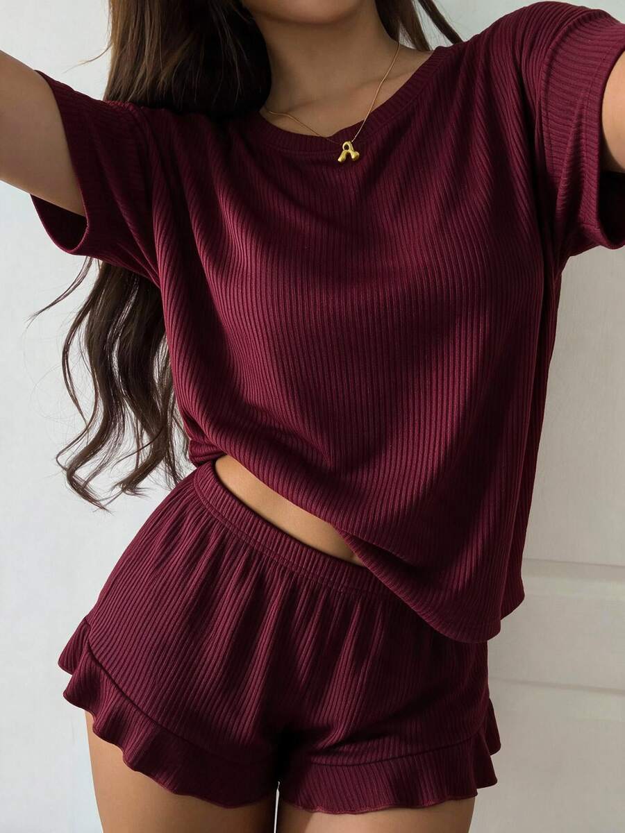 طقم بيجامة نسائي من قطعتين بلون موحد من الصوف المحبوك المضلع، ملابس علوية بياقة دائرية وأكمام قصيرة مع حافة مكشكشة وشورت، ملابس منزلية كاجوال أنيقة - عنابي اللون - مشاهدة 1