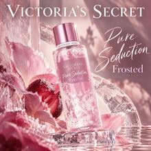 Victoria's Secret Pure Seduction Frosted Bruma Corporal Perfumada para Mujer 250 ml / 8.4 fl oz - Fragancia Frutal Dulce con Ciruela Helada y Notas Florales, Aroma Fresco, Dulce y Femenino, Ideal para Uso Diario, Citas y Ocasiones Especiales, Larga Duración - Dulce - Ver 1