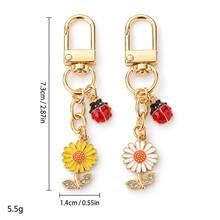 1pc Cute Ladybug Daisy Keychain, Floral Bag Charm, Rotating Buckle Design, Suitable For Handbags, Backpacks Pendant Decoration, Yellow/White Flowers, Christmas Holiday Gift - Quantity - View 3