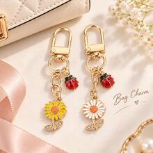 1pc Cute Ladybug Daisy Keychain, Floral Bag Charm, Rotating Buckle Design, Suitable For Handbags, Backpacks Pendant Decoration, Yellow/White Flowers, Christmas Holiday Gift - Quantity - View 2