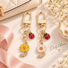 1pc Cute Ladybug Daisy Keychain, Floral Bag Charm, Rotating Buckle Design, Suitable For Handbags, Backpacks Pendant Decoration, Yellow/White Flowers, Christmas Holiday Gift - Quantity - View 4
