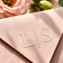 طقم ختم الشمع + آلة نقش الأحرف الأولى المخصصة، ختم شمع الأحرف الأولى بأسلوب بسيط مخصص + آلة نقش الزفاف، آلة نقش الأحرف الأولى المخصصة، آلة نقش أظرف الزفاف المخصصة، آلة نقش الأحرف الأولى للرسائل، آلة نقش الدعوات، آلة نقش المناديل - متعدد الألوان - مشاهدة 7