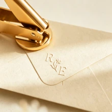طقم ختم الشمع + آلة نقش الأحرف الأولى المخصصة، ختم شمع الأحرف الأولى بأسلوب بسيط مخصص + آلة نقش الزفاف، آلة نقش الأحرف الأولى المخصصة، آلة نقش أظرف الزفاف المخصصة، آلة نقش الأحرف الأولى للرسائل، آلة نقش الدعوات، آلة نقش المناديل - متعدد الألوان - مشاهدة 8