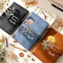 個性化生日花筆記本套組，客製化姓名日記本附筆與禮盒，A5 壓扣式筆記本，適合女性、伴娘、教師與畢業禮物，聖誕禮物 - U型本-彩1 - 查看 9