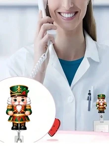 2D 平面聖誕胡桃鉗識別證套 - 可伸縮識別證夾，適用於護理師、醫學生、教師和辦公室職員 - PMMA 壓克力材質職場識別證夾 | 卡通聖誕士兵設計 | 節日護理師配件 | 聖誕季節、返校、教師禮物、同事禮物 - 彩色 - 查看 4