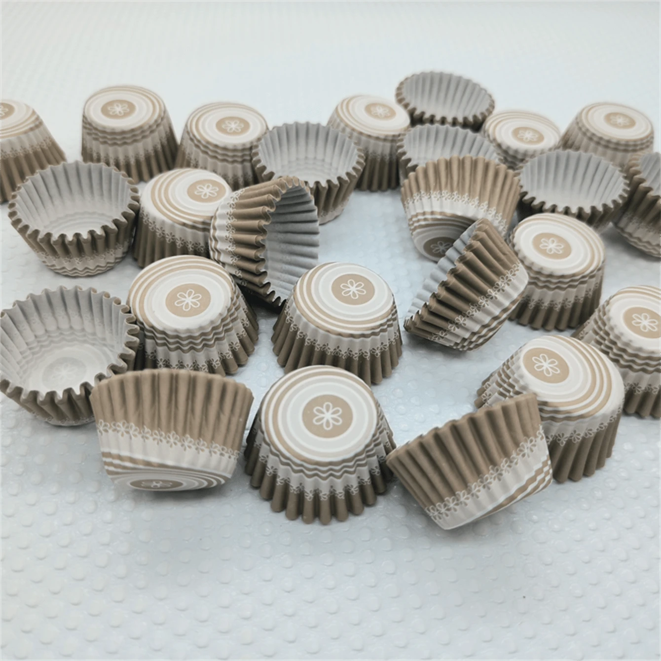 Disposable Paper Cupcake Liners, Baking Cake Cups, Suitable For Baking Paper Cups And Small Cake Cup Packaging, Suitable For Cake, Candy Making, Suitable For Holidays, Weddings, Valentine's Day And Various Anniversaries. Light Brown Mini Cake Paper Cups