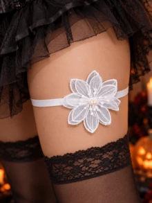Women's White Floral Pearl Leg Garter, Ethereal Lace Flower Thigh Band, Bridal Wedding Leg Accessory, Romantic Party Cosplay Photo Prop - A - View 2