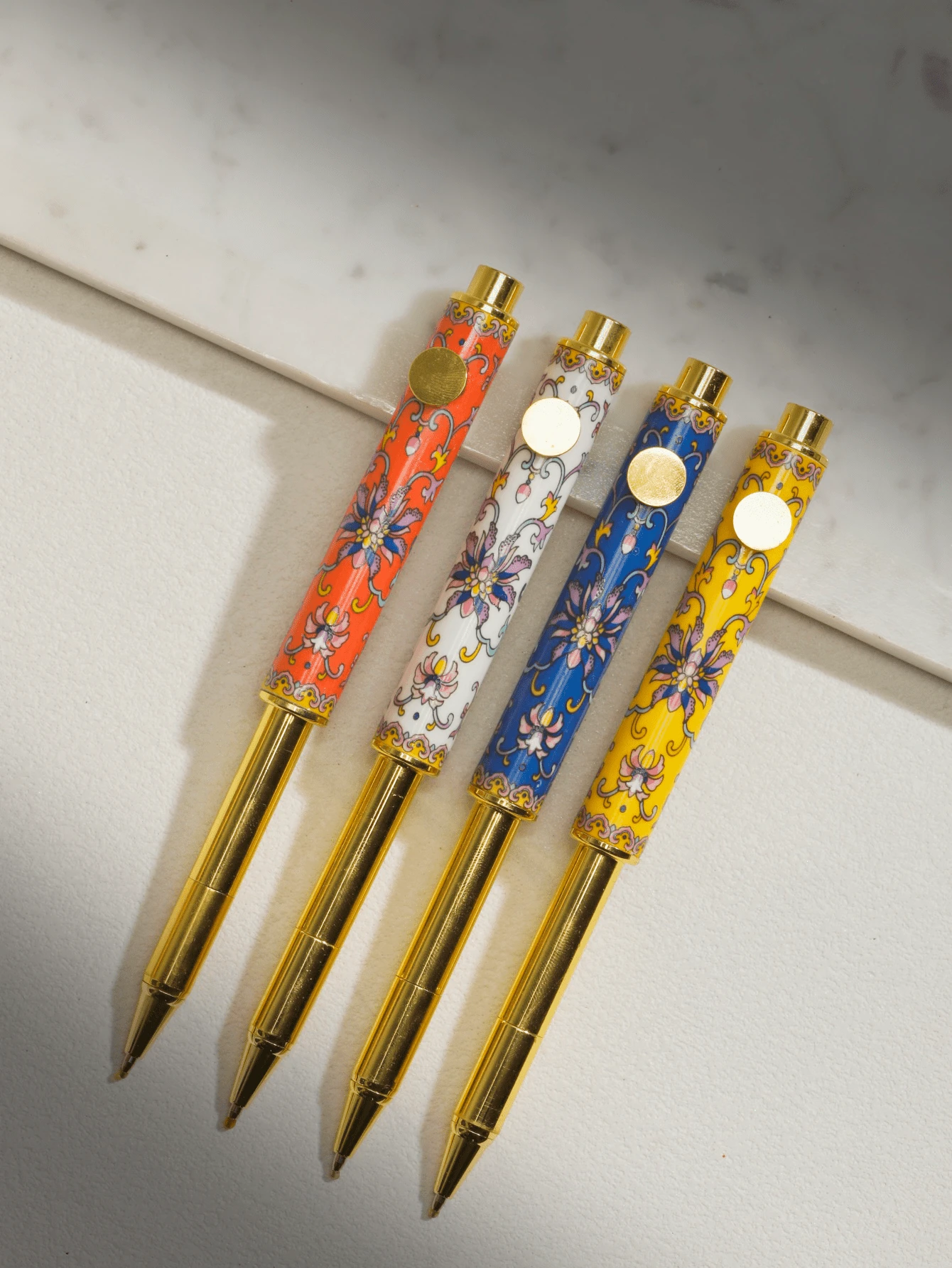 1 Piece Ceramic Barrel Signature Pen, Vintage Pattern Gold-Plated Design, Premium Ballpoint For Adults And Students, Smooth Writing For Calligraphy Practice And Office, Elegant Retro Style Pen - 973A - View 1