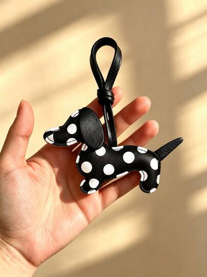 Charm de bolso de cuero PU con diseño de perro salchicha - Llavero divertido de perro, anillo de llaves de coche, decoración de embalaje linda, adecuado para bolsos y llaves de coche; opción perfecta para regalos de vacaciones, regalos de cumpleaños o recuerdos de fiesta/Accesorio de payaso/Pesadilla navideña