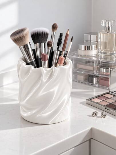 1 pieza Taza de almacenamiento de cosméticos blanca moderna, diseño ondulado escultórico, puede almacenar brochas de maquillaje, delineador de ojos y brillo de labios, añade una atmósfera de moda al tocador y rincón de maquillaje, conveniente para el maquillaje diario, soporte de taza de almacenamiento de maquillaje, almacenamiento de tocador